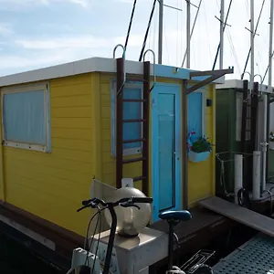  Bateau-hôtel House Boat